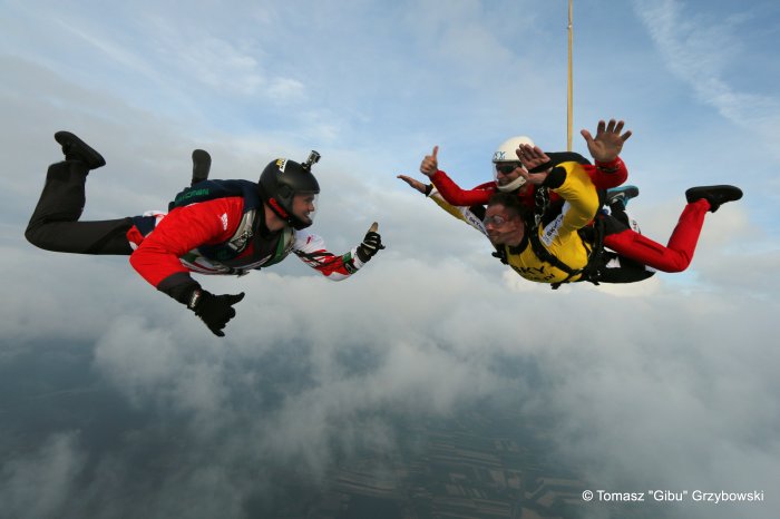 Skok spadochronowy w podarunku – sprawdź, jak go wręczyć!